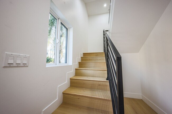 Building Photo - 1237 N Orange Dr