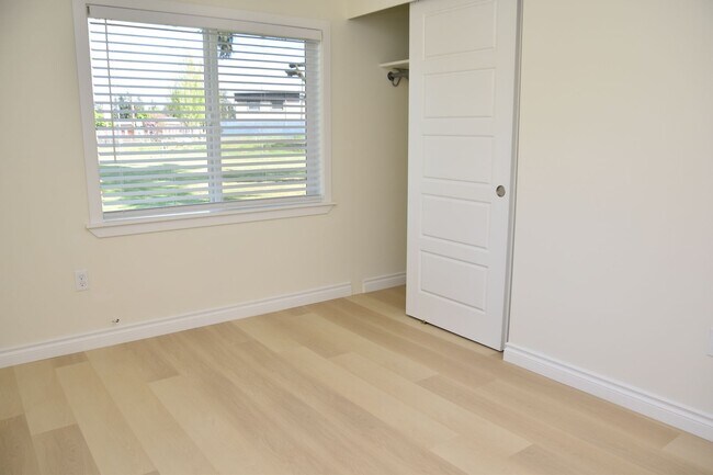 Building Photo - 5724 Hillcrest Dr SW