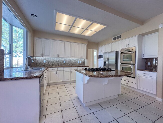 Building Photo - Pool Home in Gated Community