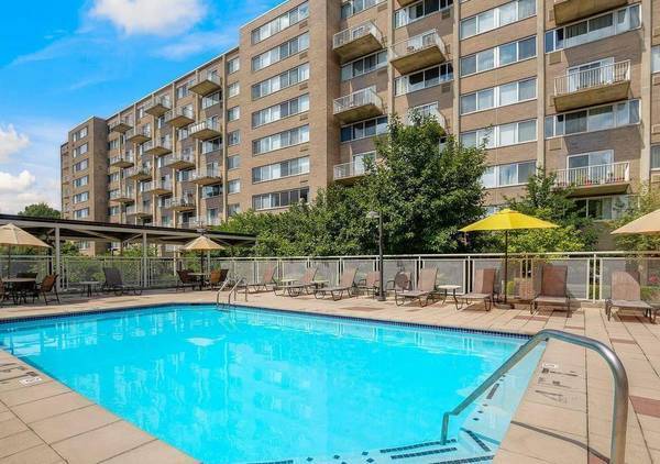 Pool - 800 4th St SW