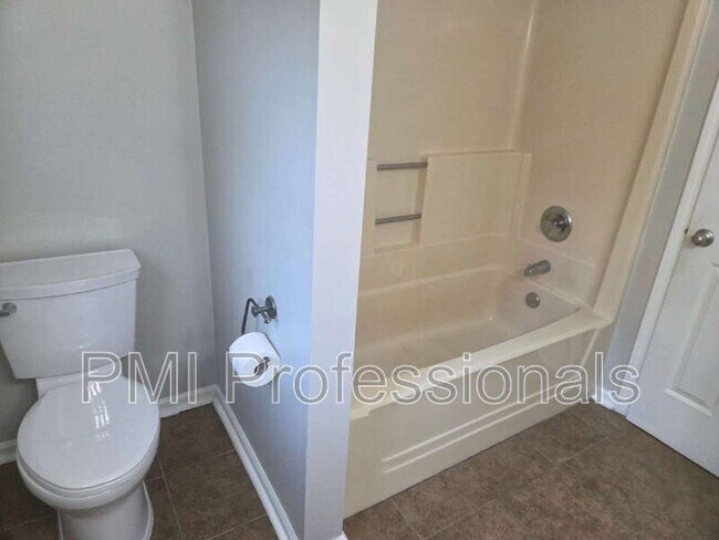 Building Photo - 2426 Bennington Dr