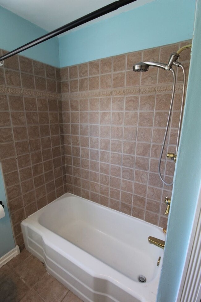 Building Photo - Quaint Midtown Ventura Home