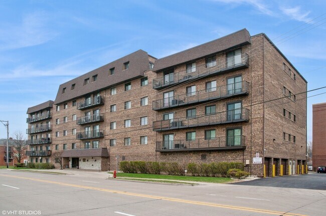 Primary Photo - 960 S River Rd