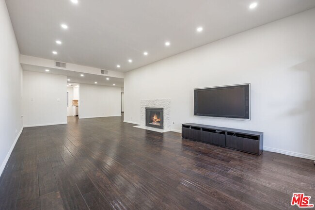 Building Photo - 310 Tahiti Way