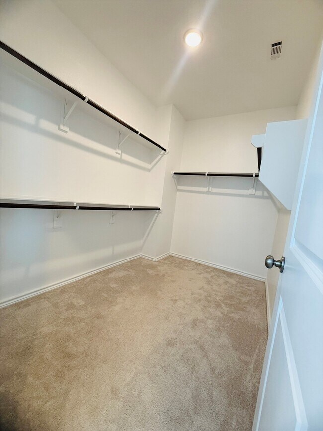 Building Photo - 15826 Dove Holw Dr