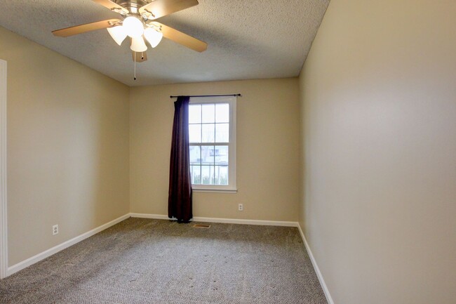 Building Photo - Fresh and Clean 4 bed Near Ft Campbell and...