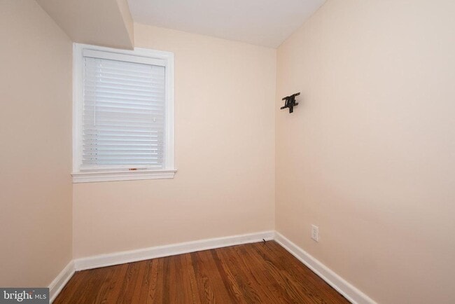 Building Photo - 732 N Tyson Ave