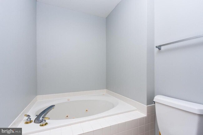 Building Photo - 100 Harborview Dr