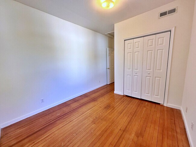 Building Photo - 1208 Avondale Ave