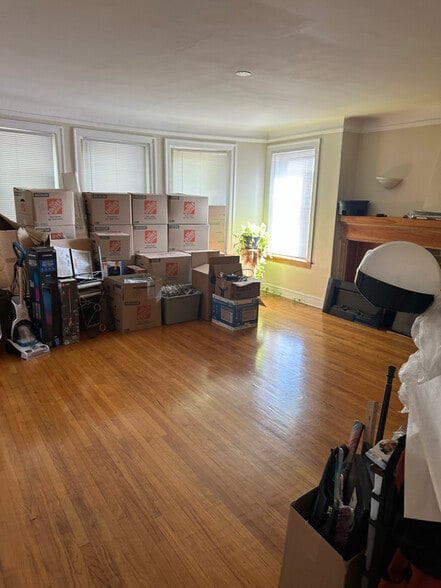 Building Photo - 8328 S Ingleside Ave