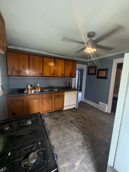 Building Photo - 805 Waldman Ave