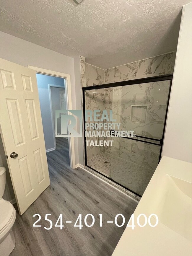 Building Photo - 111 Country Club Dr