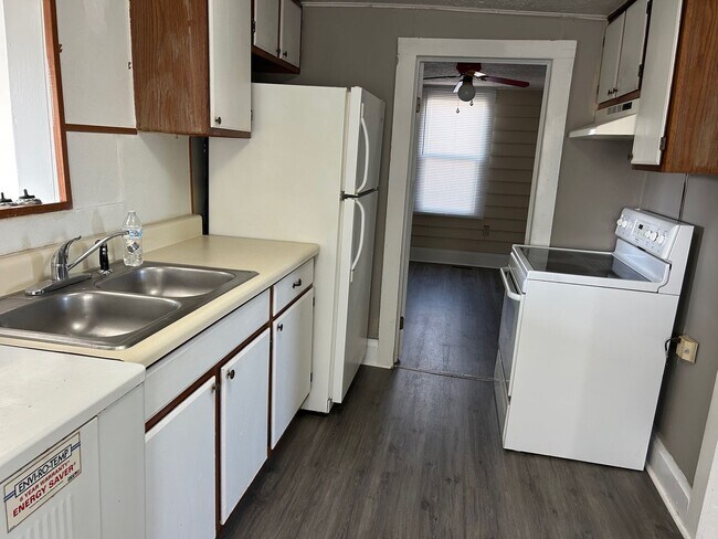 Building Photo - 2 Bedroom / 1 Bath Home Kingsport TN