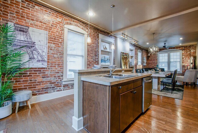 Building Photo - 612 Center St