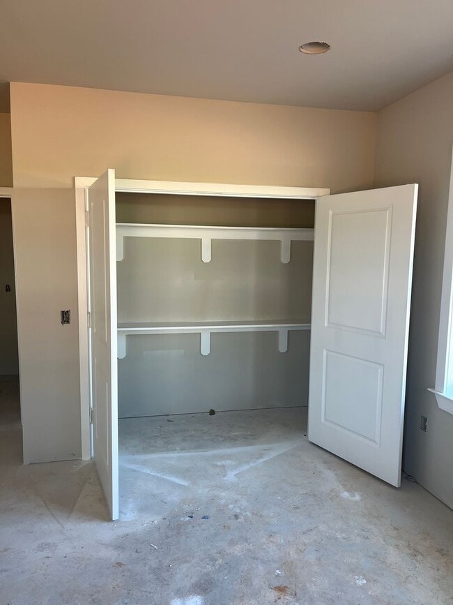 Building Photo - Salem Run Apartments Phase 2