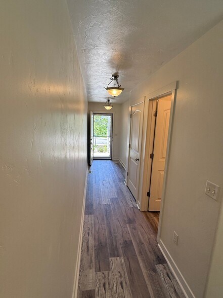 Building Photo - 14285 South Side Hill Ln