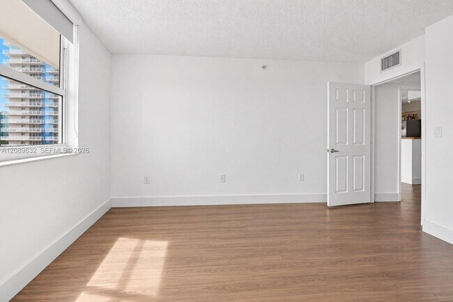Building Photo - 1155 Brickell Bay Dr