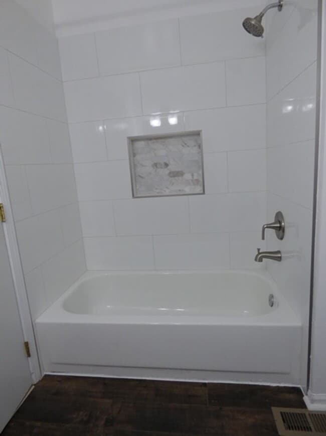 Building Photo - Beautiful 2 bd 1 1/2 ba as soon as July 1 ...