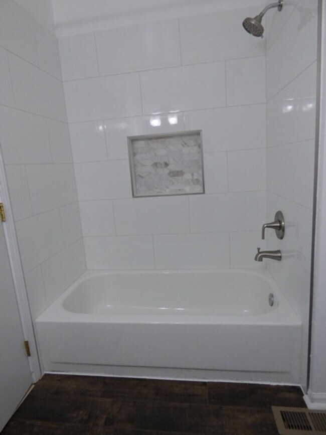 Building Photo - Beautiful 2 bd 1 1/2 ba as soon as July 1 move-in. Great Vernon Hills location!