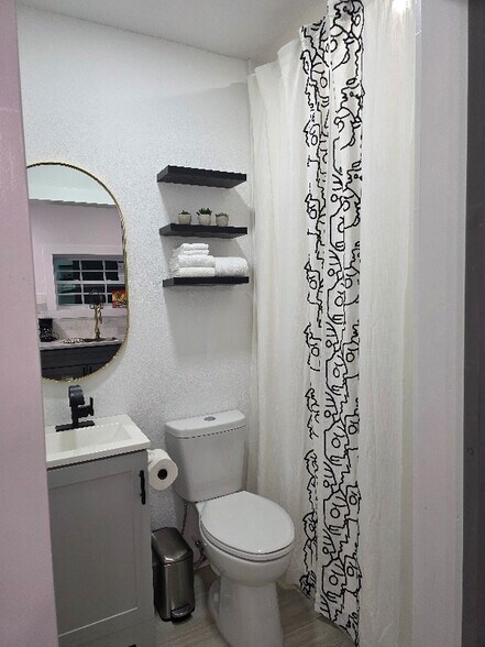 Building Photo - 804 Royal Palm Dr