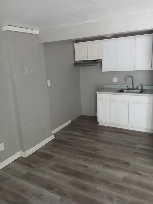 Building Photo - 2208 Roosevelt Dr