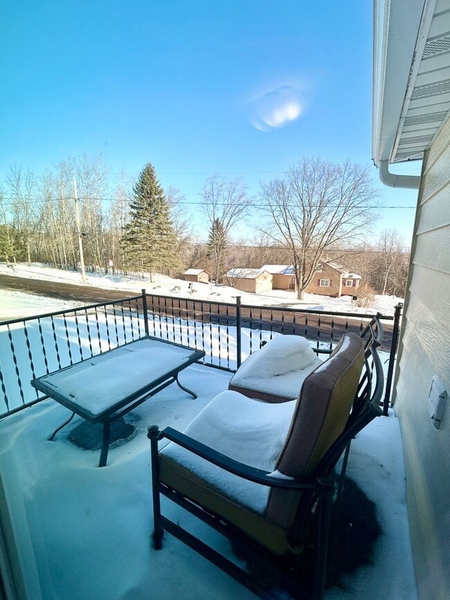 Building Photo - AVAILABLE JUNE - Updated 4 Bed 2 Bath