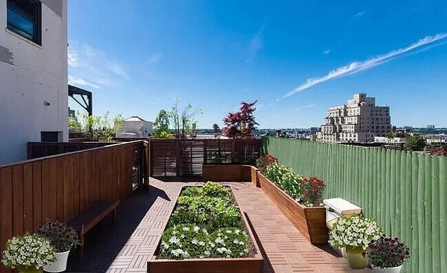 Building Photo - 212 W 91st St