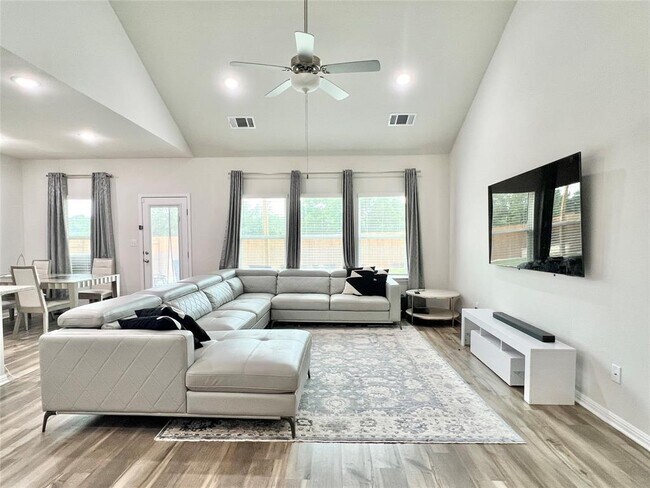 Building Photo - 1600 Longhorn Ranch Dr
