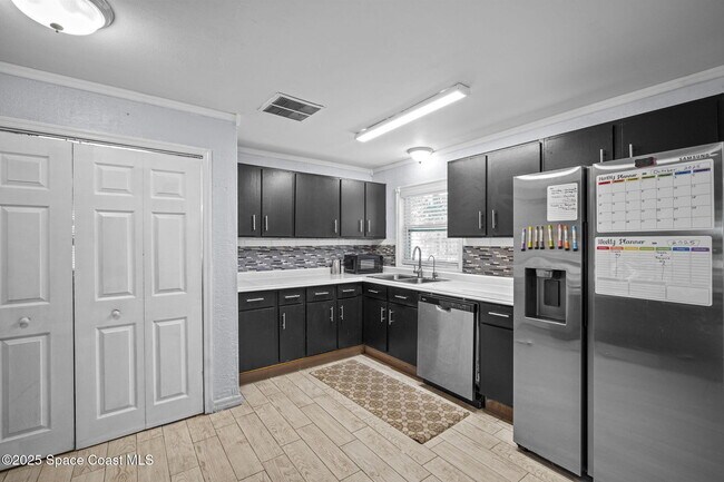 Building Photo - 818 Hampton Way