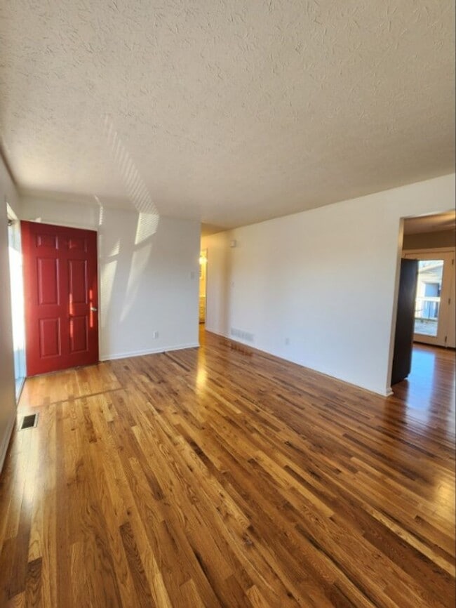 Building Photo - A cozy 3 bedroom, one bathroom house!