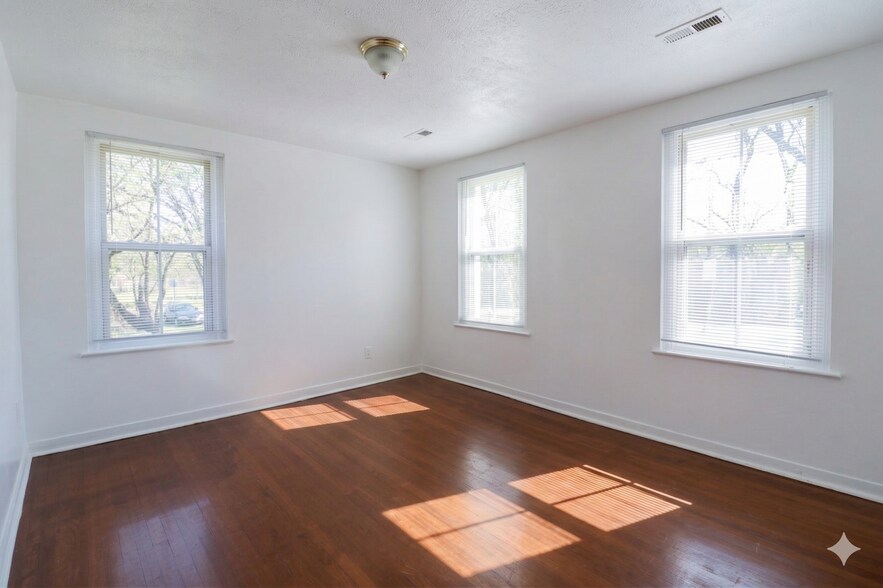 Building Photo - 407 Lebaum St SE