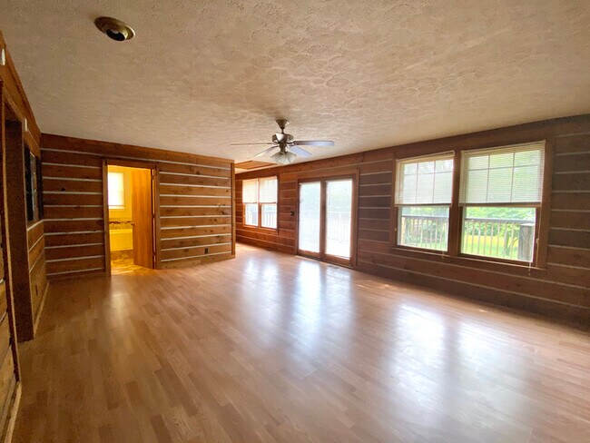 Building Photo - 1164 Kirkland Ave
