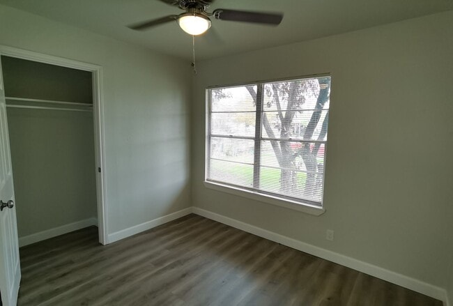 Building Photo - 4 Bedroom 2 bath in Valley High