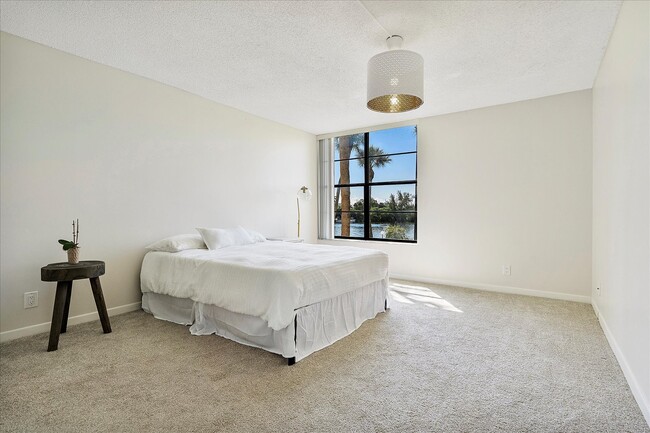 Building Photo - 13 Royal Palm Way