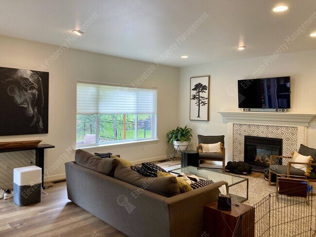 Building Photo - *Unfurnished* Beautifully updated 3 BR on ...