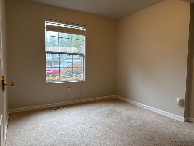 Building Photo - Beautiful Tri-level 3 beds, 2.5 baths plus...