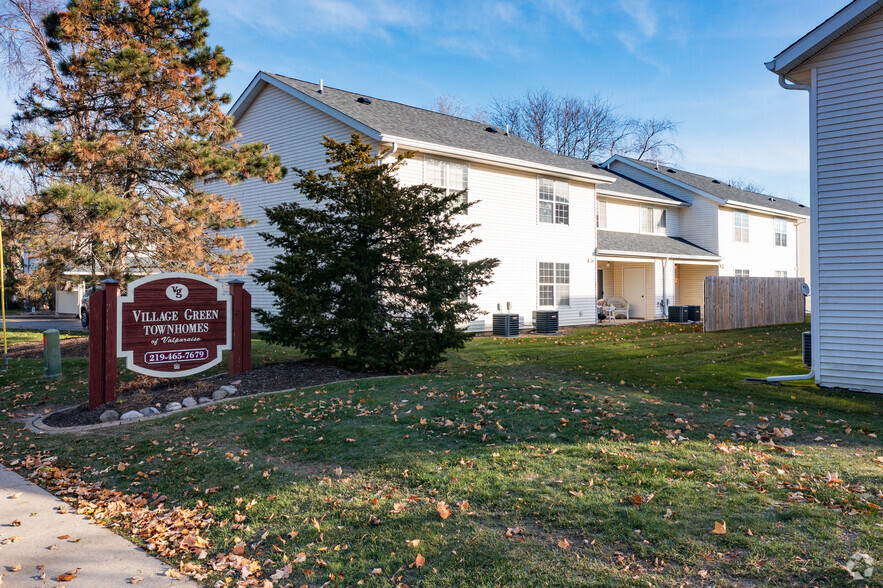 Building Photo - Village Green Townhomes