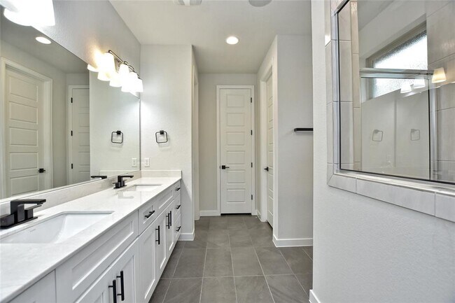 Building Photo - 909 Del Raphael Dr