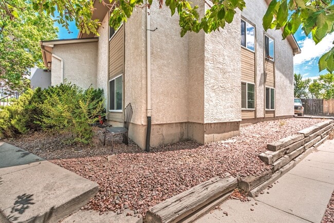 Building Photo - 1765 Zebulon Dr