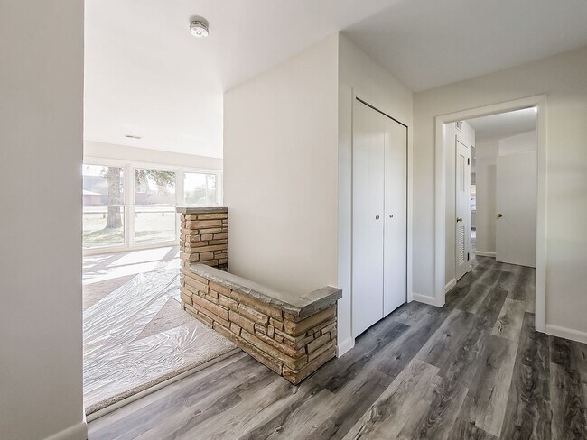 Building Photo - Freshly Updated 3-Bedroom Home in Farmington Hills!