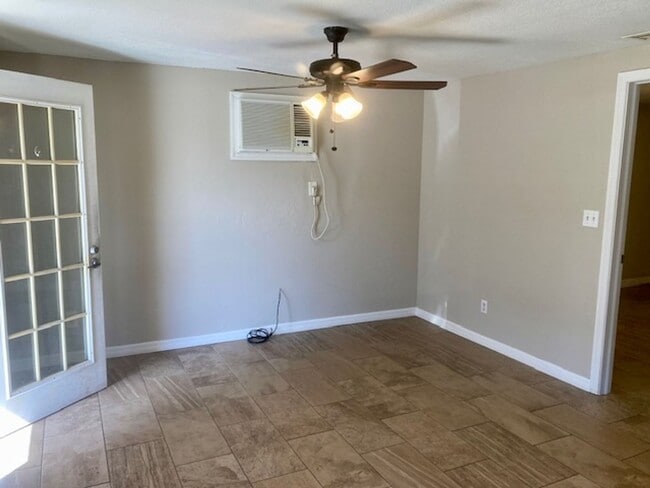 Building Photo - 1 bedroom, 1 bath apartment