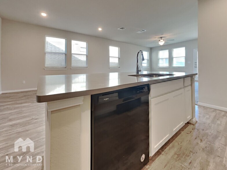 Building Photo - 116 Canis St