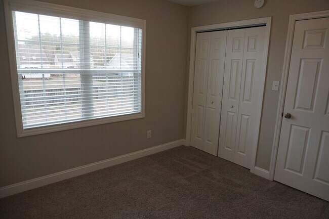 Building Photo - 3 Bedroom 2.5 Bathroom home located in Rogers Farm in Hubert!