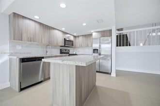 Building Photo - 10941 N Lakeview Dr
