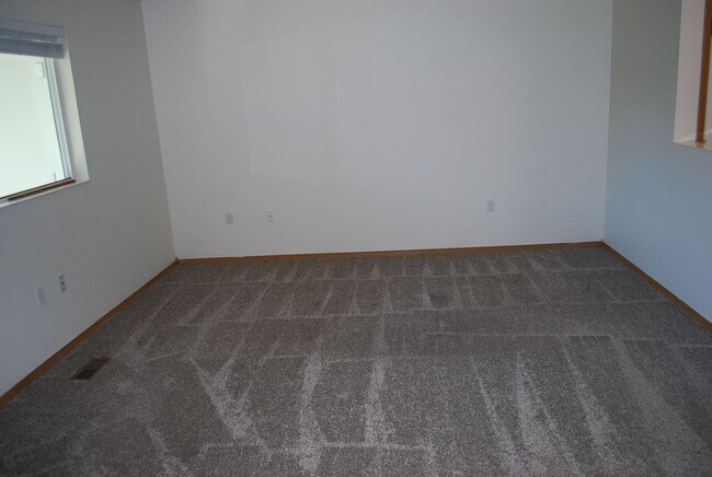 Building Photo - 1716 S Eagleson Rd