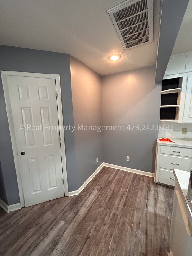 Building Photo - 1901 S 72nd St