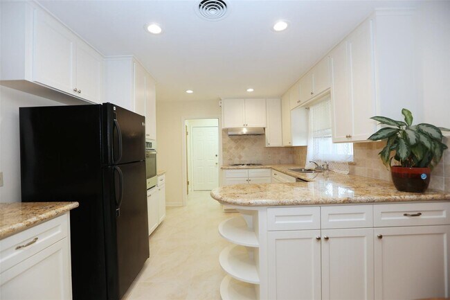 Building Photo - Wonderful mid century one story home, rece...