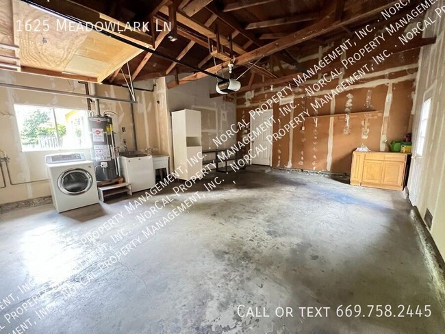 Building Photo - 1625 Meadowlark Ln