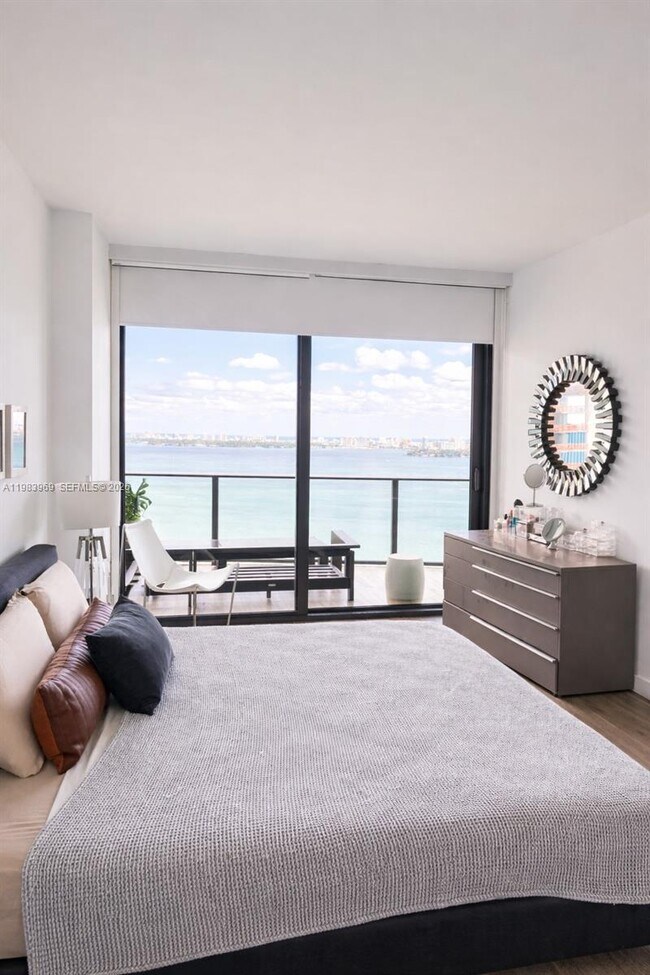 Building Photo - 460 NE 28th St