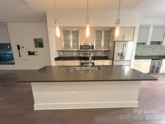 Building Photo - 211 Doggett St